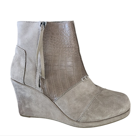 TOMS Desert Wedge High Taupe Suede Croc Embossed Ankle Booties, size 8 - Picture 2 of 7